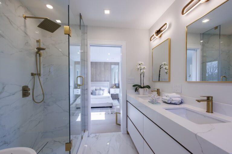 Chic-Bathroom-Design-With-Contemporary-Elements