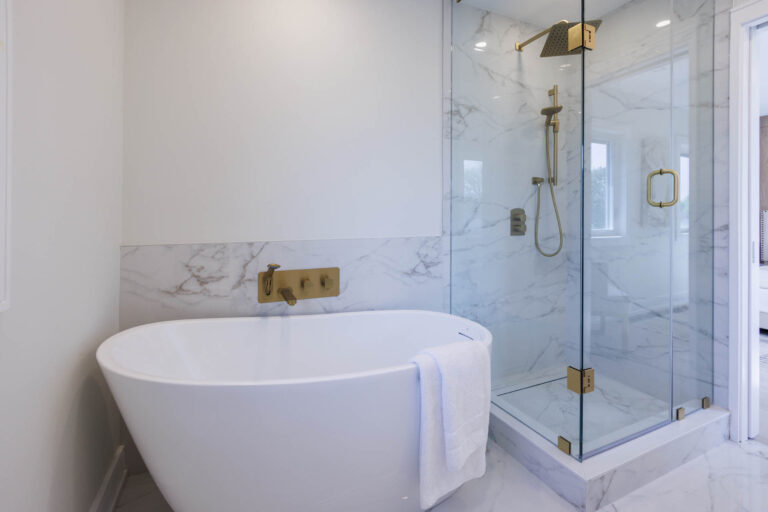 Luxury-Bathroom-Design-With-White-Tub