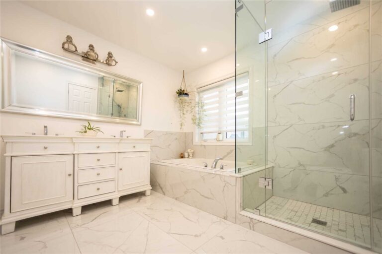 Sleek-Modern-Bathroom-Interior