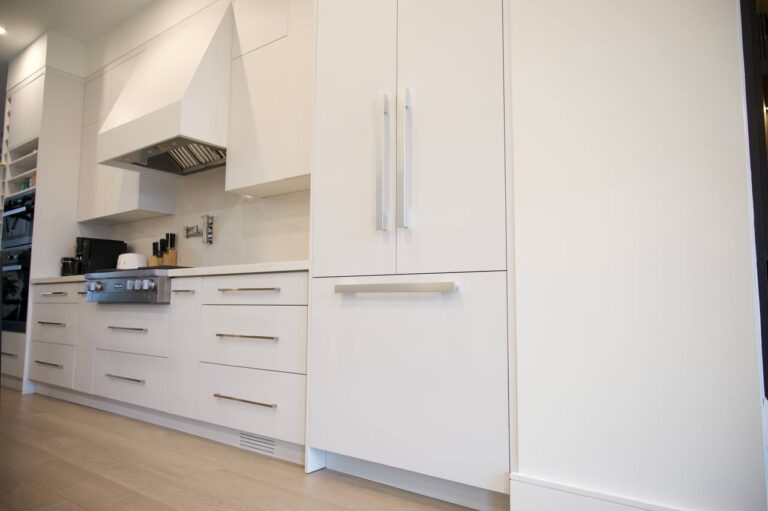 Sleek-Modern-Kitchen-Cabinets