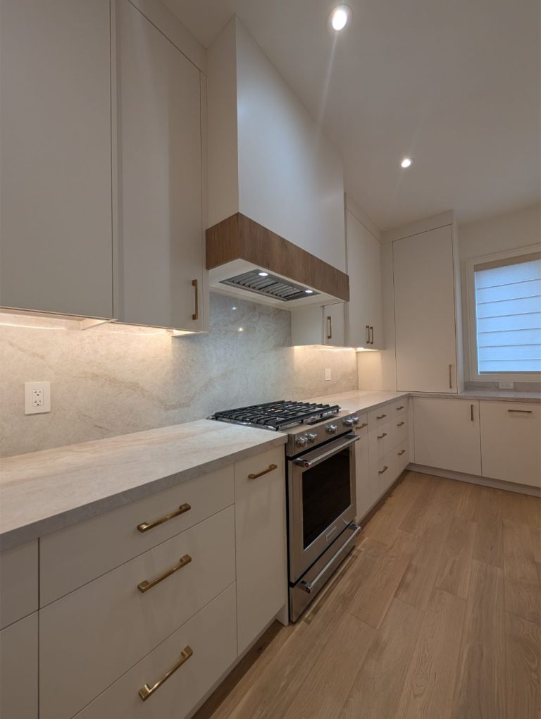kitchen-with-stainless-steel-range-and-marble-backsplash