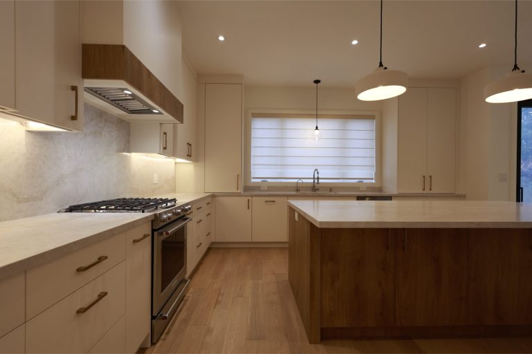kitchen-with-stainless-steel-range-marble-backsplash